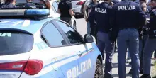 Uomo viene accoltellato al volto in piazza, il motivo è assurdo: “Solo per questo”. Tragedia