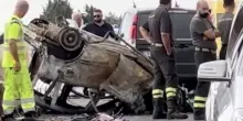 Dramma in strada, schianto frontale e auto a fuoco: “È il panico”