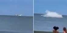 Terrore in cielo, guasto al motore dell’aereo che precipita in mare: “Pilota giovanissimo”