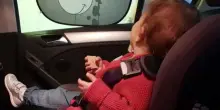 Lascia il bimbo di un anno chiuso in auto sotto il sole per ore. Morte orribile, poi la scoperta shock: “Voleva…”