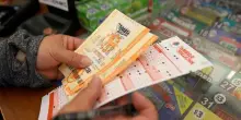 Pensionata vince 75 milioni alla lotteria, poi perde tutto in una settimana: “Non potete farlo”
