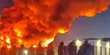 Incendio devastante, forti esplosioni e colonna di fumo altissimo: cosa succede