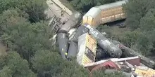 Treno deraglia e si ribalta tutto, a bordo sostanze chimiche. Spaventoso
