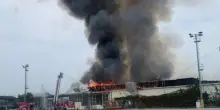 Incendio devastante in Italia, la piscina va in fiamme: “Tragedia”