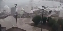 Italia, tromba marina devasta il lido: sradicati ombrelloni e lettini. Tanta paura e feriti