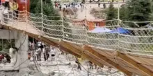 “Viene giù tutto”. Crolla il ponte, precipitano decine di persone: ci sono morti, una strage (VIDEO)