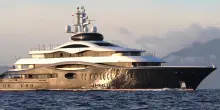 “Ma è suo”. Si presenta a Napoli con uno yacht da 300 milioni di euro. Tutti scioccati: uno degli uomini più ricchi al mondo
