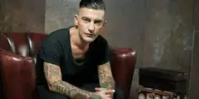 “Com’è morto mio fratello”. Il dramma del cantante italiano e la rivelazione, piena di dolore