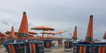 “Il suo cuore si è fermato”. Colpito da un fulmine in spiaggia, dramma in Italia: poi l’incredibile