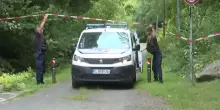 “Massacrato, il corpo disposto a forma di croce”. L’orribile scoperta nel parco, scena da film horror