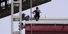 “Adesso mi butto”. Terrore in Italia, si arrampica proprio lì: poi le parole disperate
