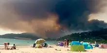 “Evacuate oltre mille persone”. Incendio spaventoso, fiamme altissime: tutti in fuga