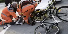 “Falciata sotto gli occhi del marito”. Tragedia spaventosa in Italia: è morta così, sul colpo