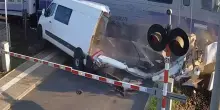 Bloccato al passaggio a livello, il treno lo travolge: impatto violentissimo, il video è agghiacciante
