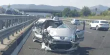 Schianto in autostrada, lui tra le lamiere. Italia, incidente spaventoso: code per chilometri
