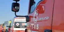 Scende dall’auto in autostrada, subito la morte atroce: spazzato via da un tir. È caccia al pirata