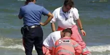 Terrore nella spiaggia italiana, muore così davanti a tutti: “Ci hanno provato ma…”, è shock