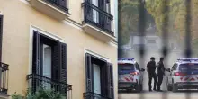 Accoltella la compagna e la lancia dalla finestra. Tutto in un attimo: “Una scena da film horror!”