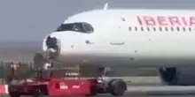 “Lo ha preso in pieno”. Terrore in volo, l’aereo lo colpisce così: immagini impressionanti