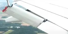 L’aereo rompe un ala in volo, panico tra i passeggeri: video agghiacciante