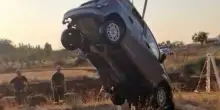 Terribile incidente, auto precipita in una cisterna piena d’acqua: quattro giovani a bordo
