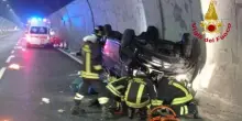 “Incastrati tra le lamiere”. Ferragosto da incubo, spaventoso incidente in Italia: auto si ribalta con 5 bambini a bordo