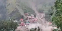 Alluvione improvvisa: fango e detriti travolgono un paesino, oltre 50 dispersi