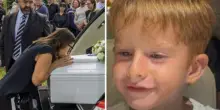 Carlo annegato, ai funerali la madre bacia la bara: il dolore del padre