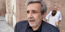“Mi chiamava fratello….”. Flavio Insinna distrutto per il lutto improvviso in tv: “Addio”