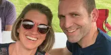 Si innamora di una donna, per stare con lei finge l’incredibile: storia assurda