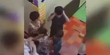 “Presto, fuggite tutti!”, terribile esplosione vicino a una scuola materna. Il video