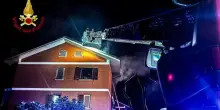 Italia – Incendio violento in un edificio, dramma per una famiglia