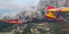 “Brucia tutto, è una catastrofe!”. Incendio senza precedenti: c’è una vittima