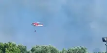Italia. Fiamme e fumo invadono la strada e arrivano proprio lì: terrore, traffico in tilt