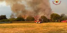 Incendio in Italia lungo i binari, stop ai treni sulla linea: bus sostitutivi