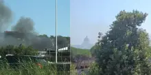 Roma, vasto incendio: fiamme vicino alle case, traffico in tilt