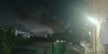 Maxi incendio in Italia, nube tossica in cielo: “Odore di plastica bruciata”