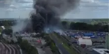 Esplosioni su autostrada, frammenti di metallo volano ovunque. Molti coinvolti, auto distrutte e panico – VIDEO