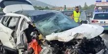 “Come un’esplosione”. Schianto drammatico in autostrada, auto distrutta: quattro persone a bordo. Tutto bloccato