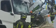 Autostrada, camion salta corsia e piomba su un’ambulanza: è strage. Scena da incubo