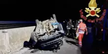 Italia. Tragedia in mattinata, auto carica di giovani si ribalta: strada maledetta, muore tra le lamiere