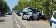 Incidente shock in Italia, auto finisce sopra l’altra. Impatto terribile