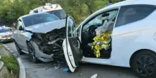 Schianto mostruoso tra due auto: dramma per coppia di fidanzati, lui muore sul colpo