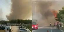 “Evacuate tutti!”. Incendio spaventoso tra spiagge e case, fiamme altissime: tutti in fuga