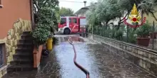 Maltempo, disastri e panico in Italia: persone bloccate, un muro crolla su una casa