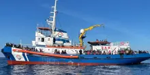 Migranti, nave Ong sotto sequestro: scoppia il caso politico, cosa sta succedendo
