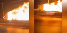 Camion carico di prodotti chimici e vernici si incendia in autostrada: guasto ai freni, una palla di fuoco