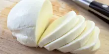 “Attenzione, il latte è inquinato!”. Mozzarelle, ritiro immediato dai supermercati italiani: rischio per la salute