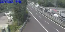 Lunghe code sull’A1 per il maxi incidente fra Arezzo e Firenze: le immagini