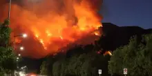 Vesuvio in fiamme, panico tra i residenti: il fuoco sembra lava